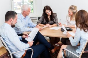 AVOCATS EN DROIT IMMOBILIER QUI PARLENT FRANCAIS QUI SONT AUTOUR D'UNE TABLE SUR UN PROJET D'ACHAT