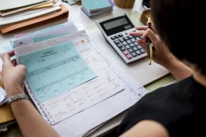 femme qui calcul la fiscalité immobiliere pour un achat immobilier en Espagne