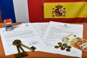 Succession en Espagne pour les Français : documents notariés, tampon espagnol, clés de villa et drapeaux France-Espagne