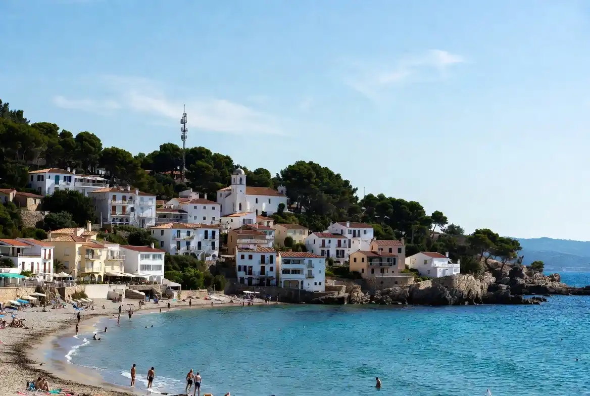 Front de mer d'une ville côtière espagnole — illustration du guide « Immobilier aux îles Baléares : acheter à Majorque, Minorque ou Ibiza sans mauvaise surprise »